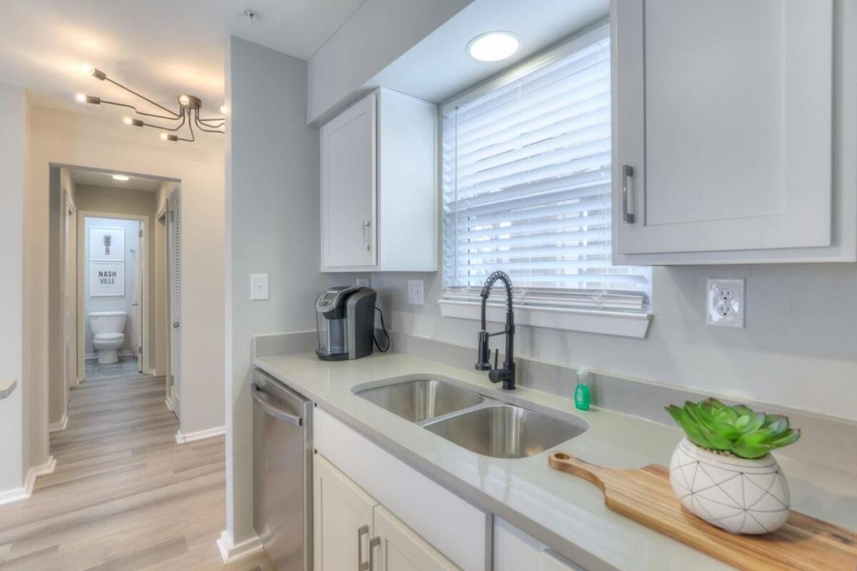 Walk To Broadway Riverfront Condo With Pool Nashville Eksteriør billede
