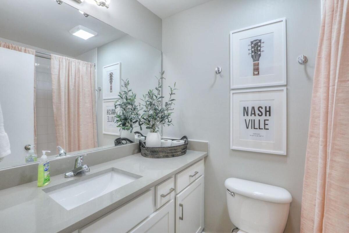 Walk To Broadway Riverfront Condo With Pool Nashville Eksteriør billede