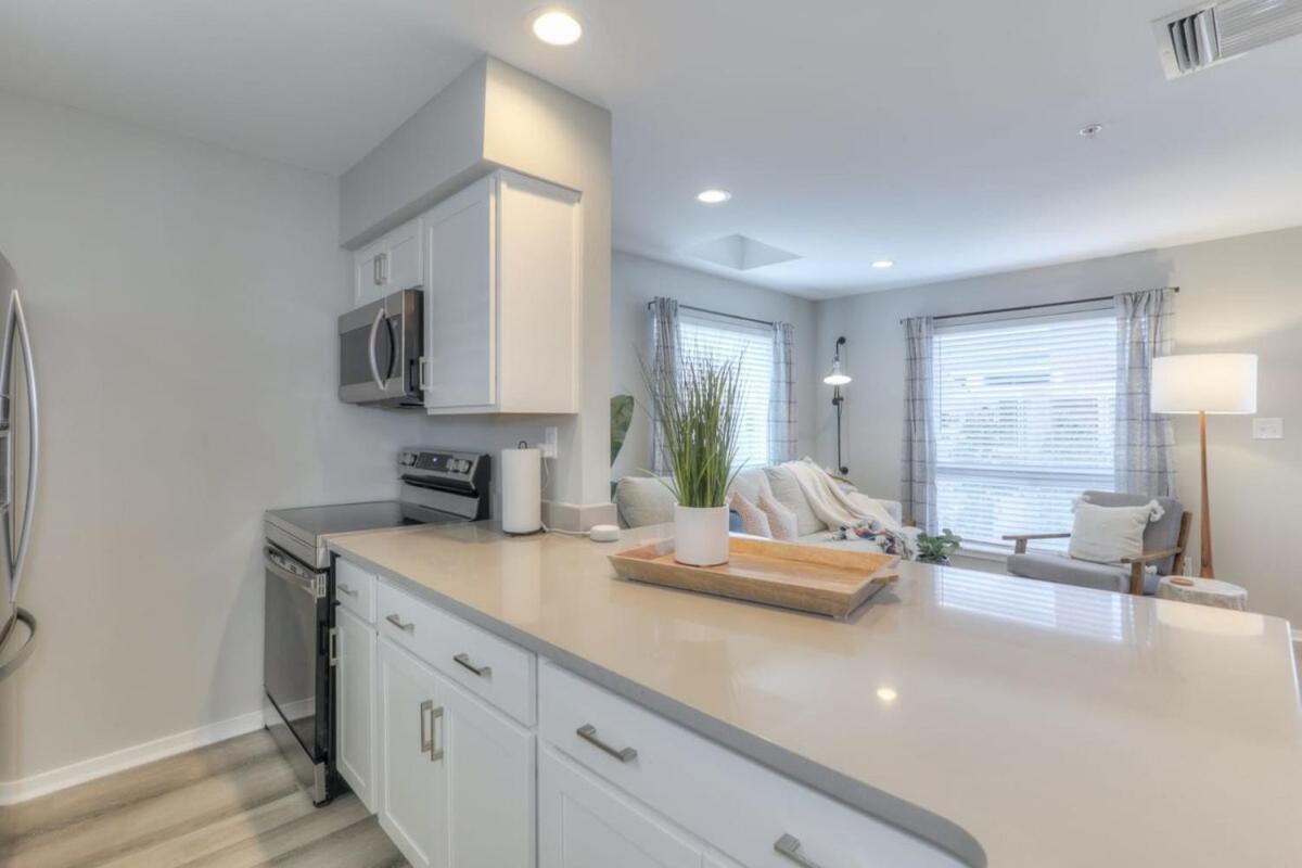 Walk To Broadway Riverfront Condo With Pool Nashville Eksteriør billede