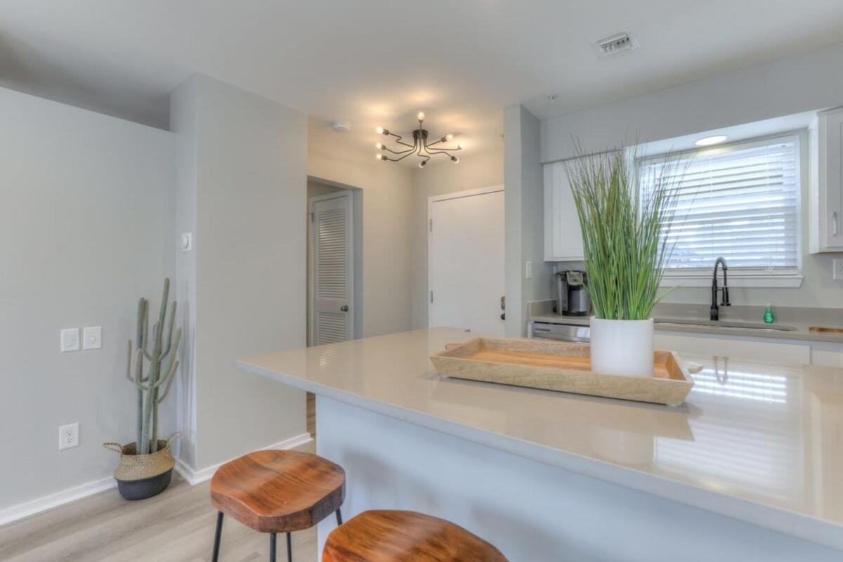 Walk To Broadway Riverfront Condo With Pool Nashville Eksteriør billede