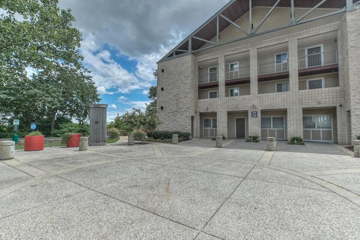 Walk To Broadway Riverfront Condo With Pool Nashville Eksteriør billede